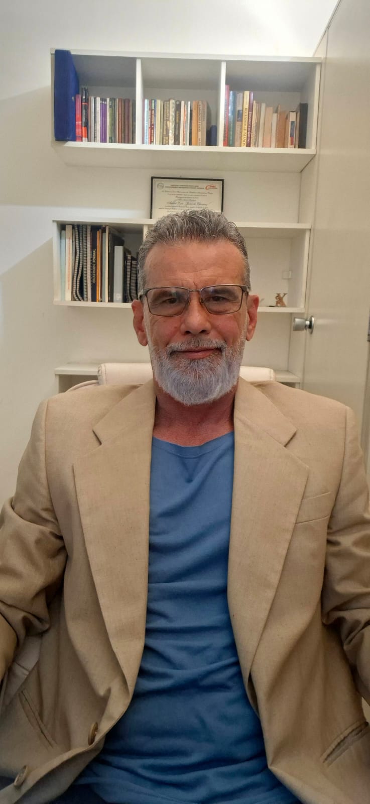 Dr. André Jares